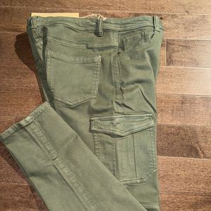 Sz L 🇨🇦⭐️NWT Army Green Cargo Jeans.